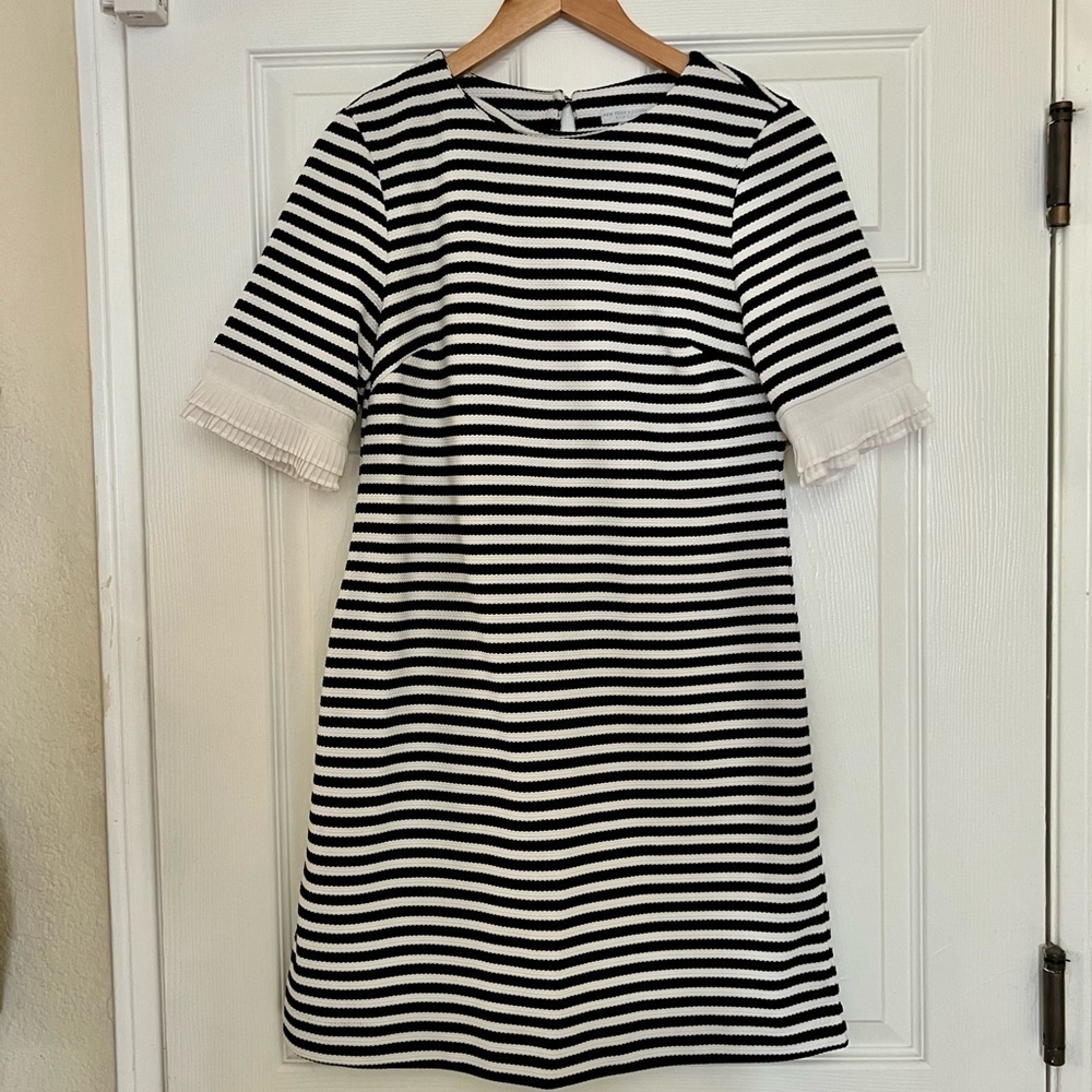 New York & Company‎ Striped Shift Dress Small Black White Ruffle Sleeve Keyhole